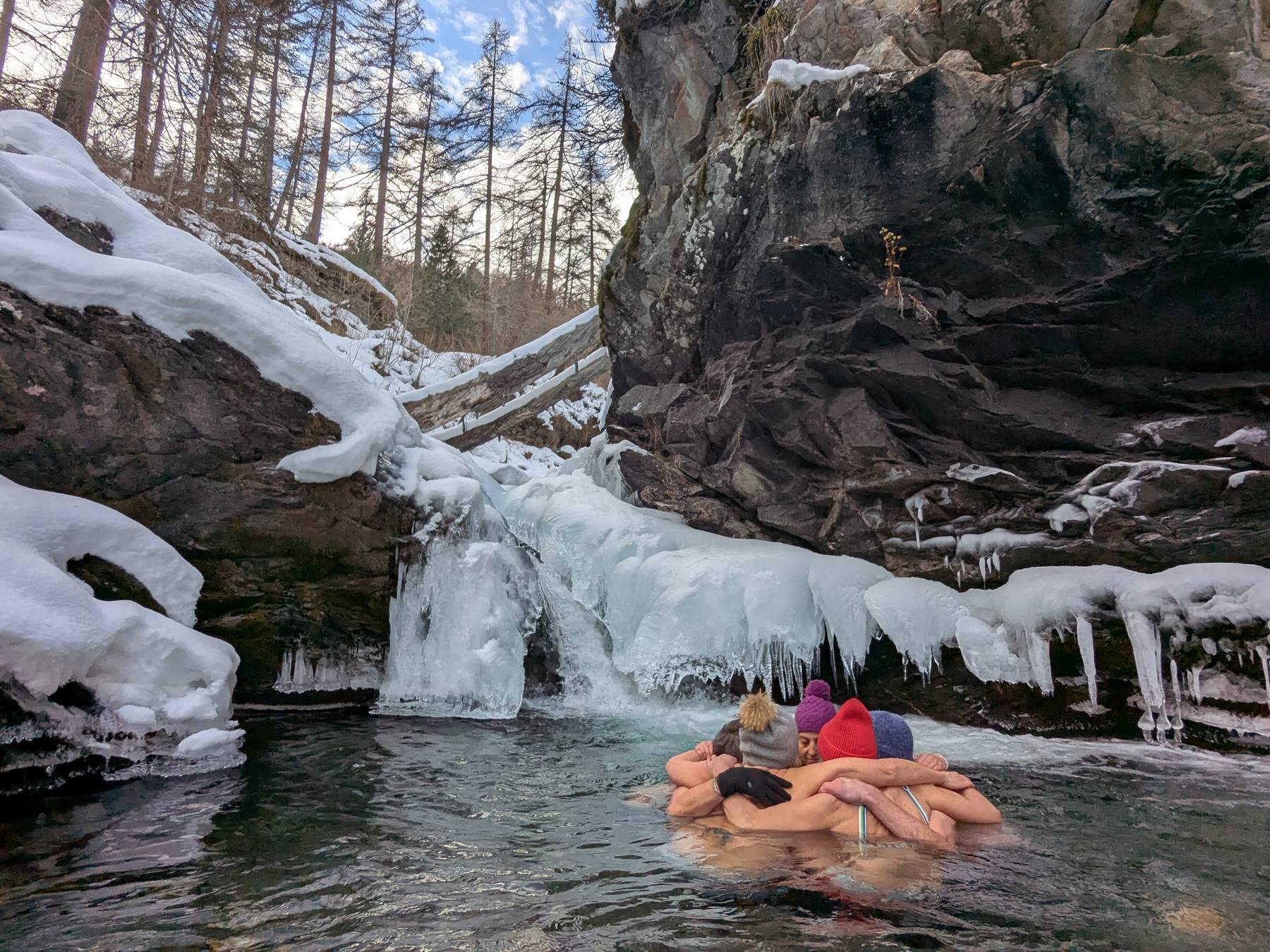 Groupe uni dans une cascade gelée lors d'un stage Wim Hof