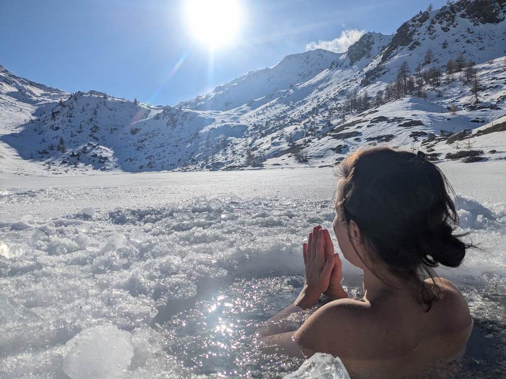 Bain dans un lac gelé en montagne